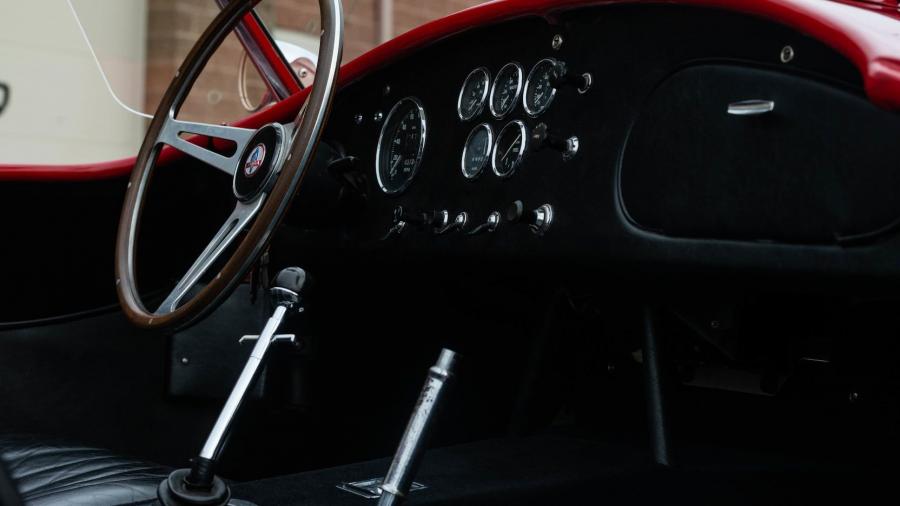 Интерьер Shelby Cobra 427 1966 года  (фото 3 из 27)